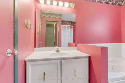 7 Farmer Court, ON L9C 5X9