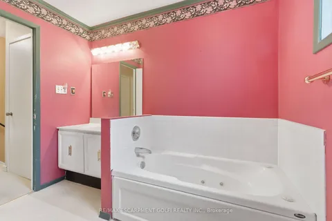 7 Farmer Court, ON L9C 5X9