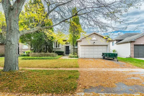 18 Woodside Square, ON L0S 1E4