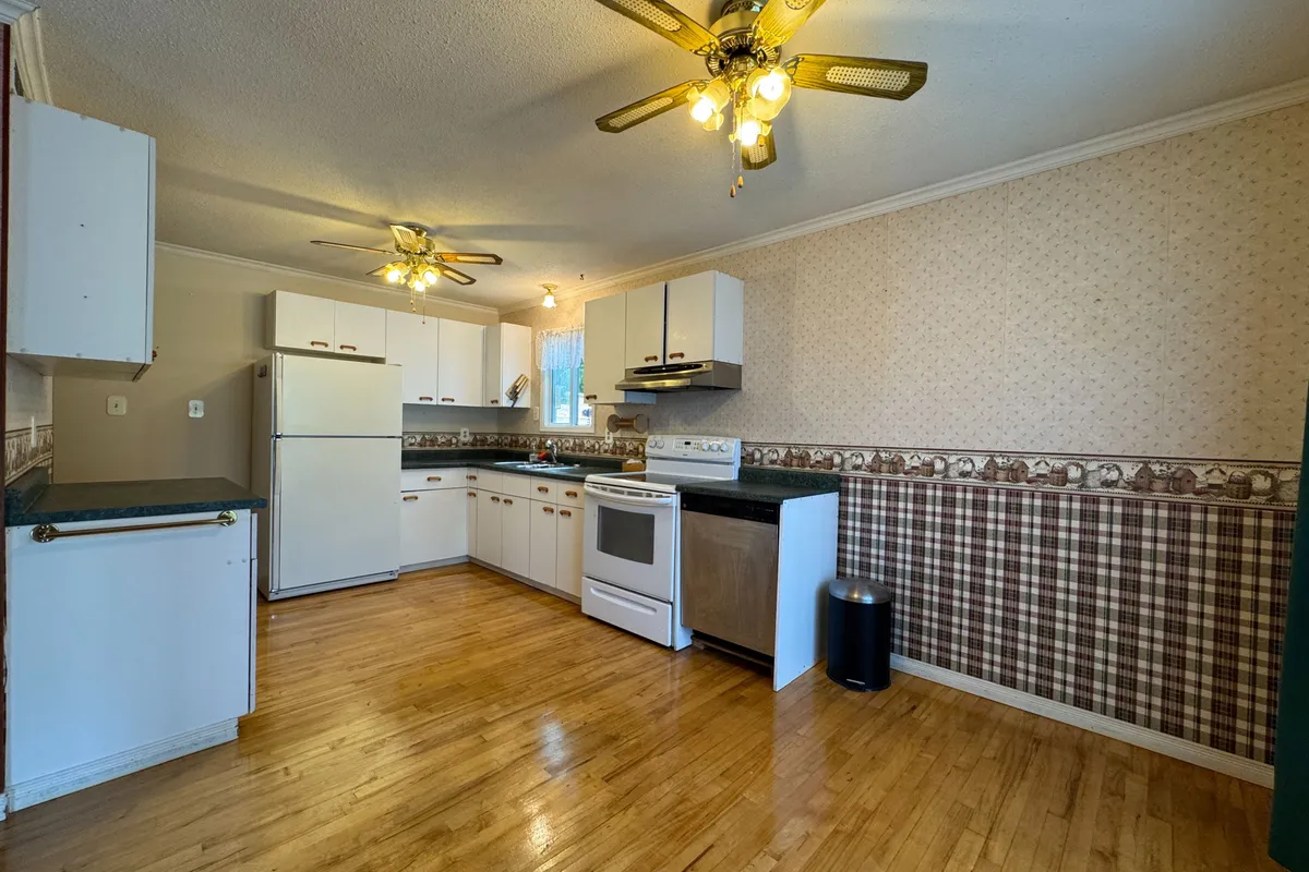 8 Yonge Street, ON P1H 1W7