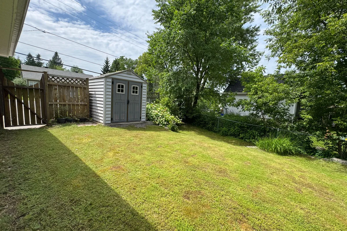 8 Yonge Street, ON P1H 1W7