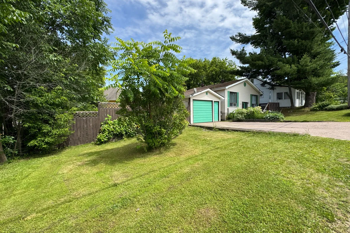 8 Yonge Street, ON P1H 1W7