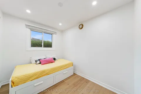 15 Heritage Court, ON L2S 3H7