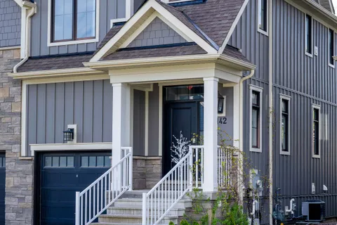 142 yellow birch Crescent, ON L9Y 0R4