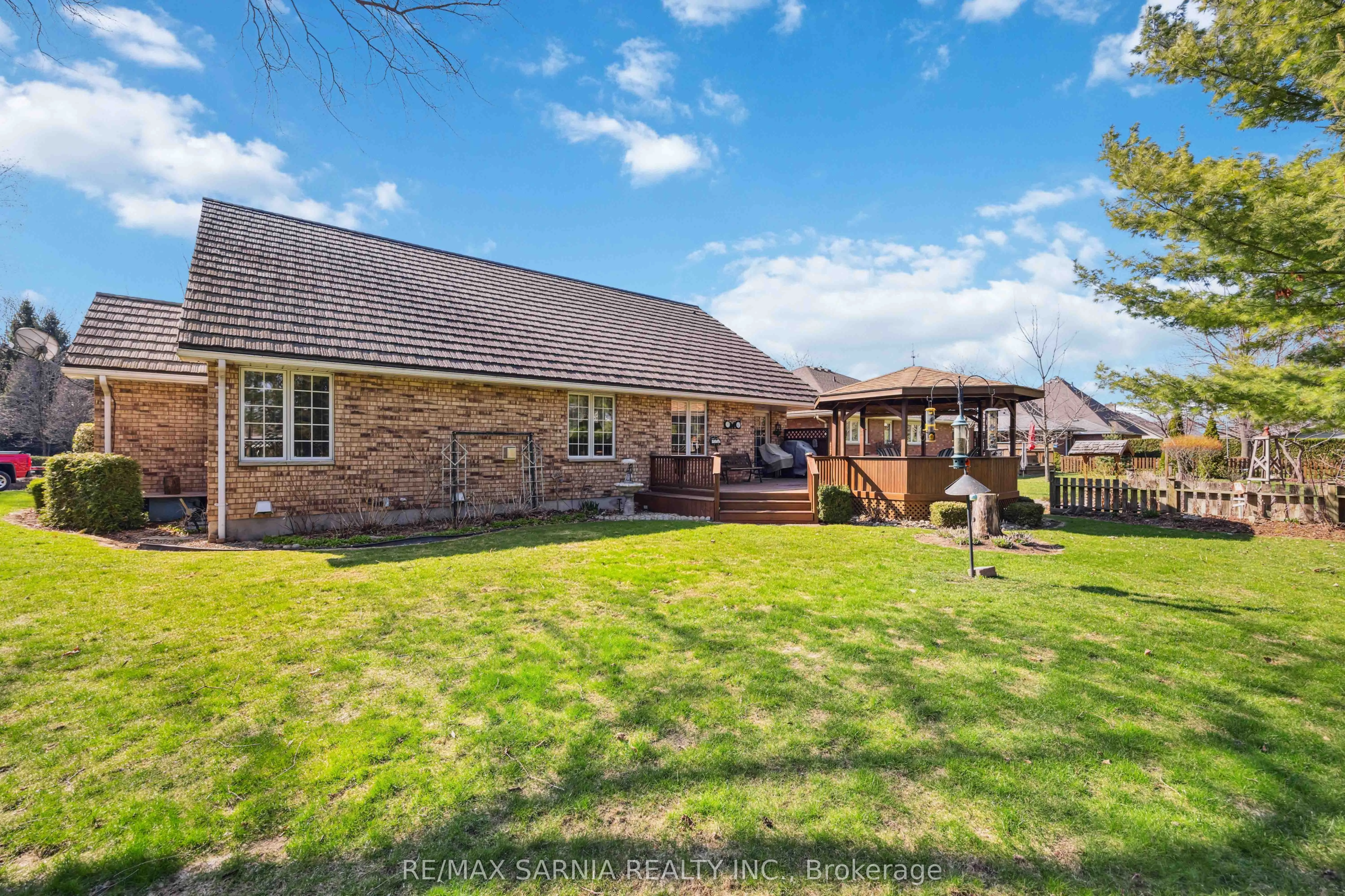 Detached living room at 35 FRANCES Street Lambton Shores