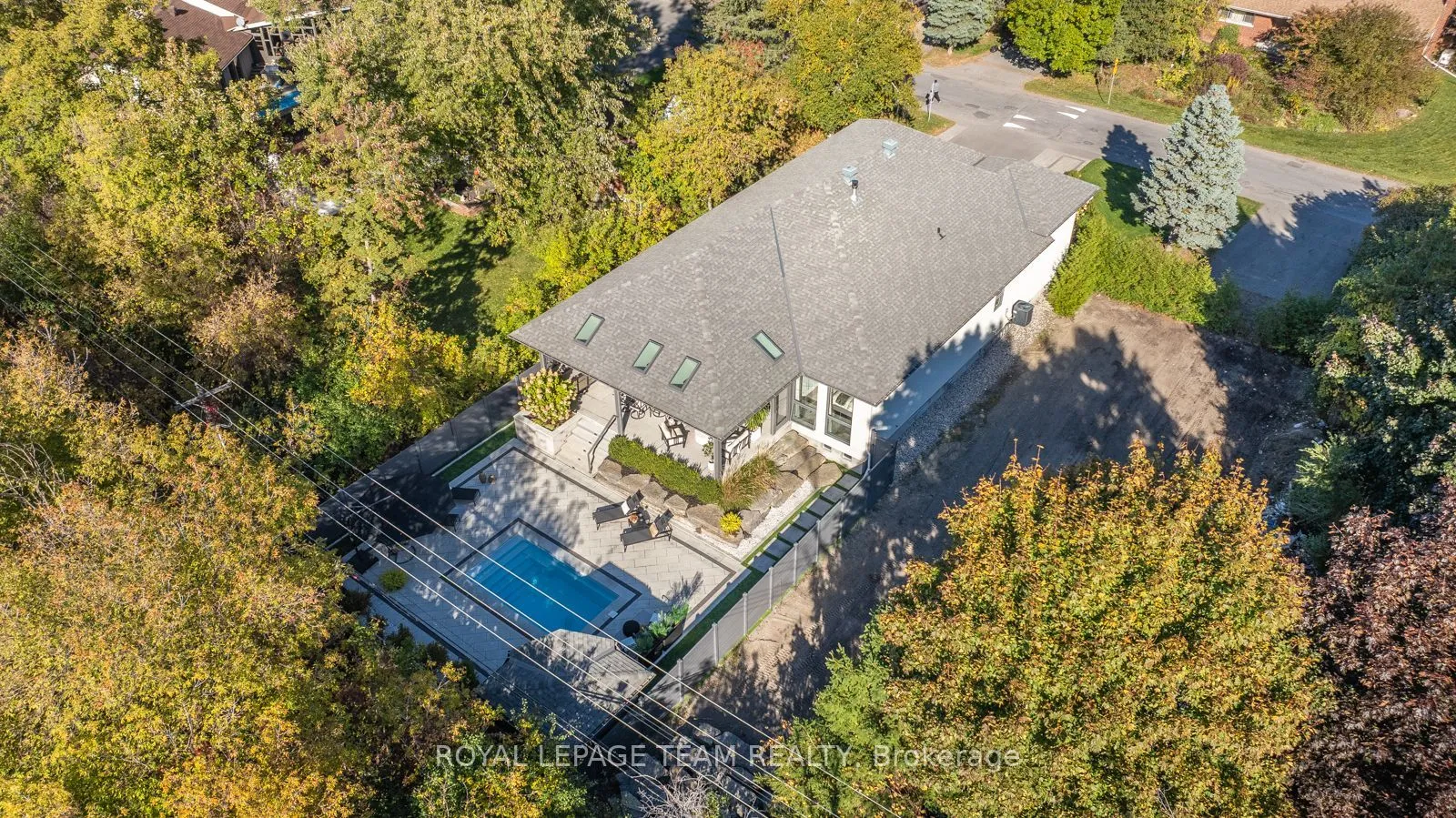 10 Leaver Avenue, ON K2E 5P6