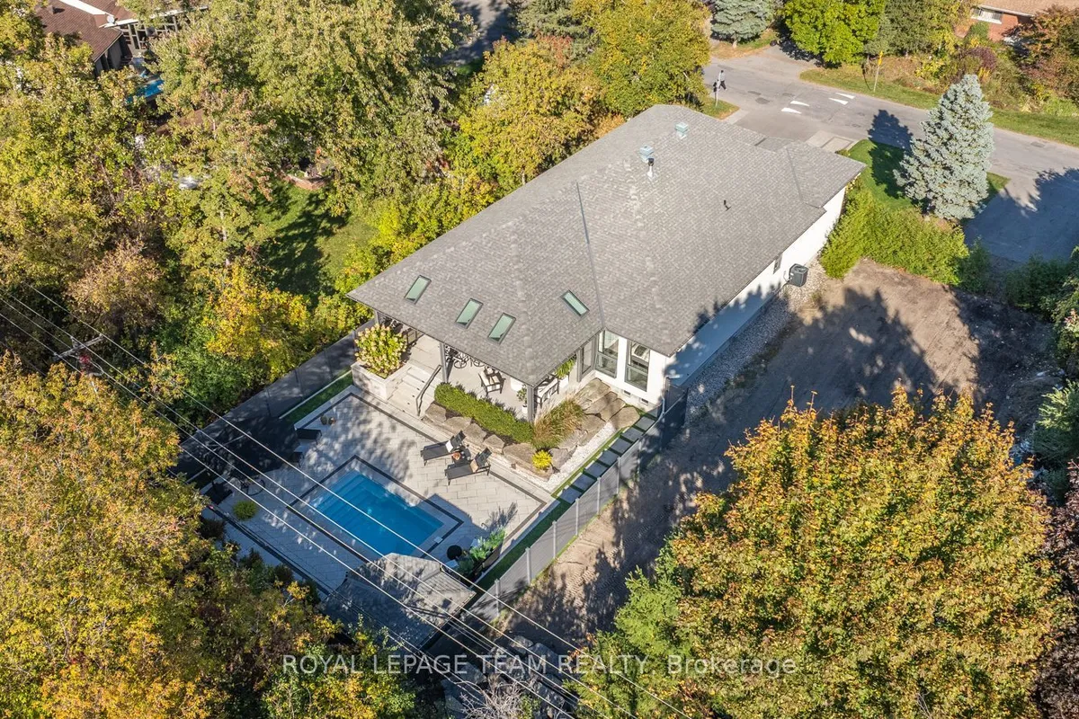 10 Leaver Avenue, ON K2E 5P6