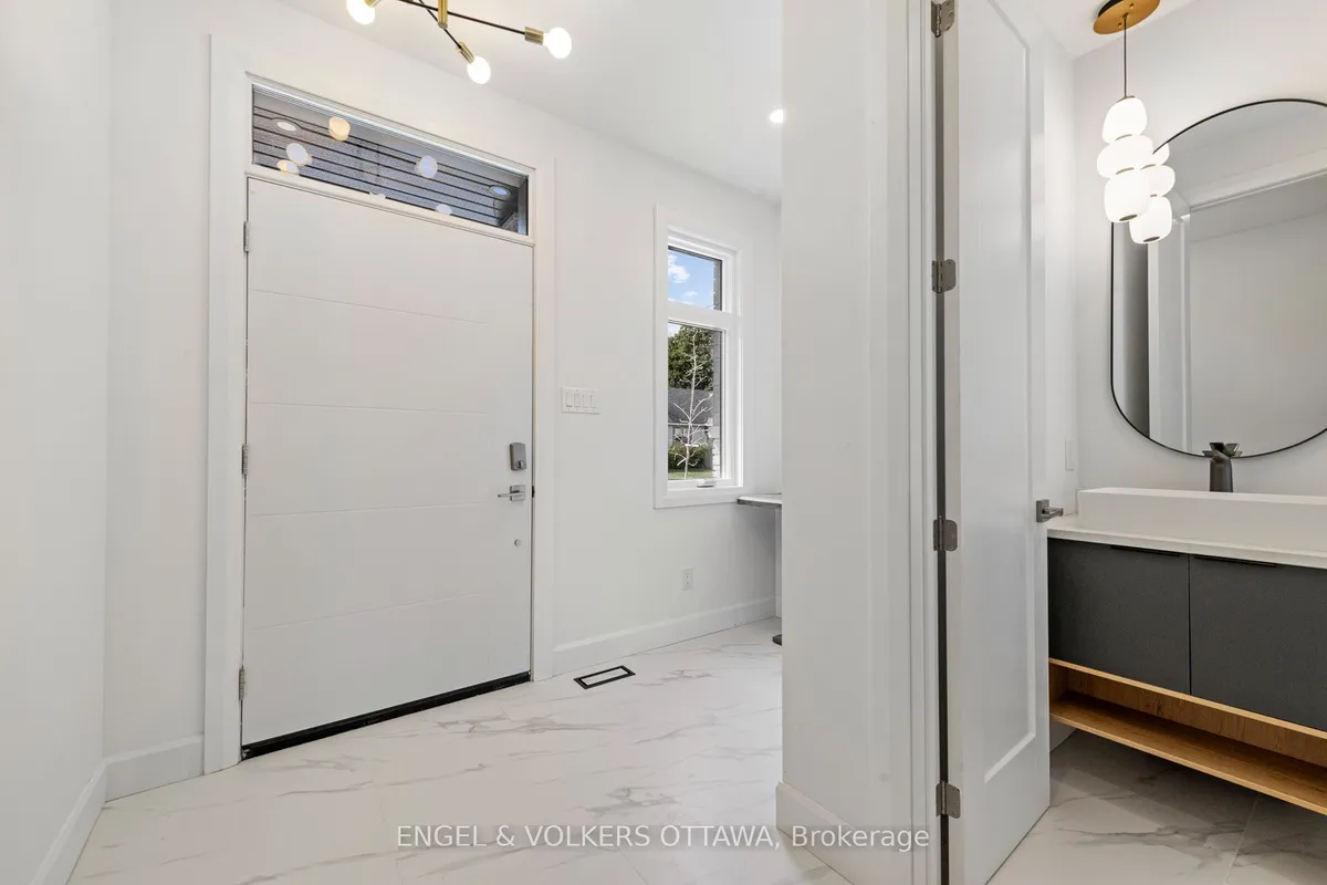 493 Highcroft Avenue, ON K1Z 5J3