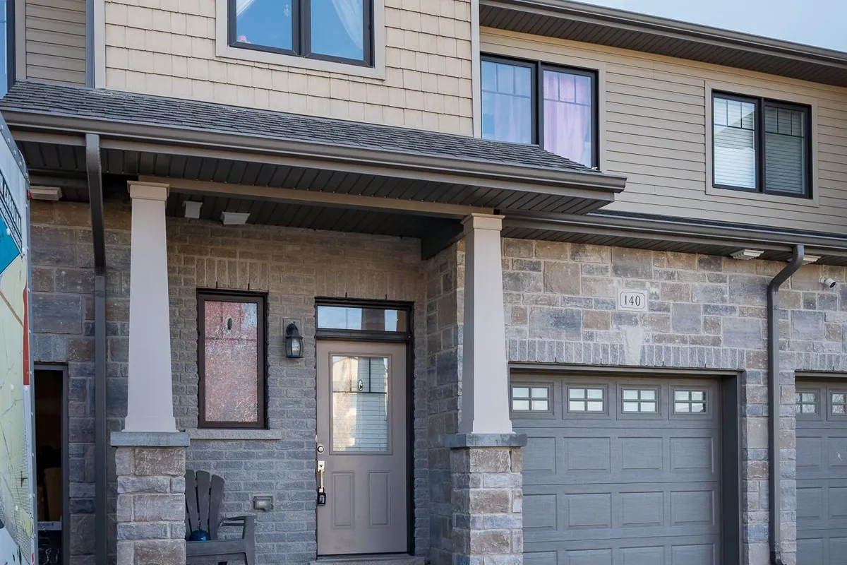 140 Simurda Court, ON K7N 0A8