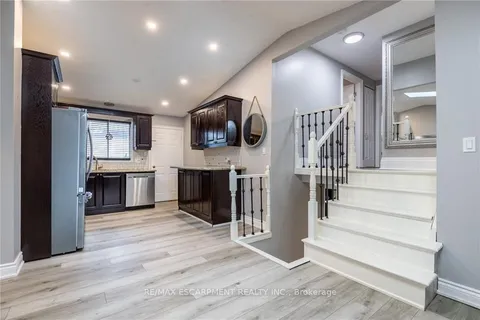 5 Twinoaks Crescent, ON L8J 2E6