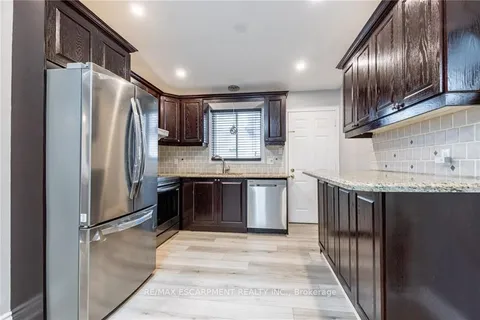 5 Twinoaks Crescent, ON L8J 2E6