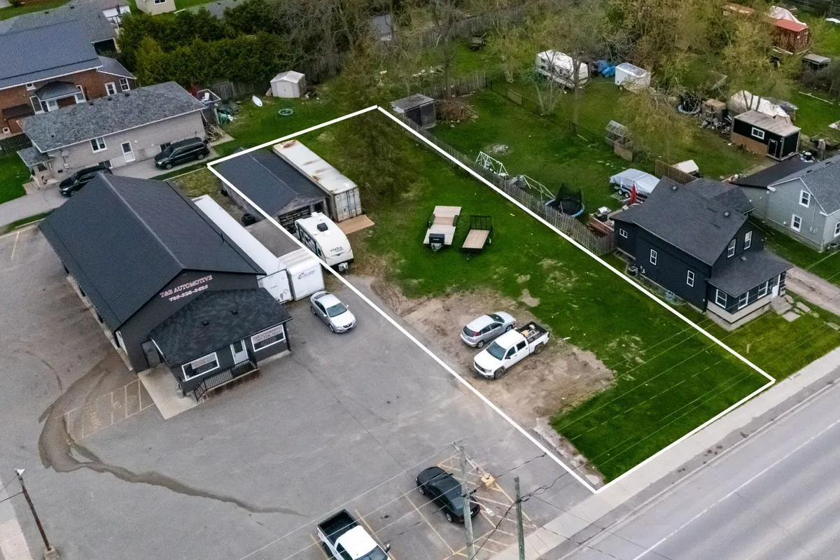 122 Queen Street, ON K9V 1N3