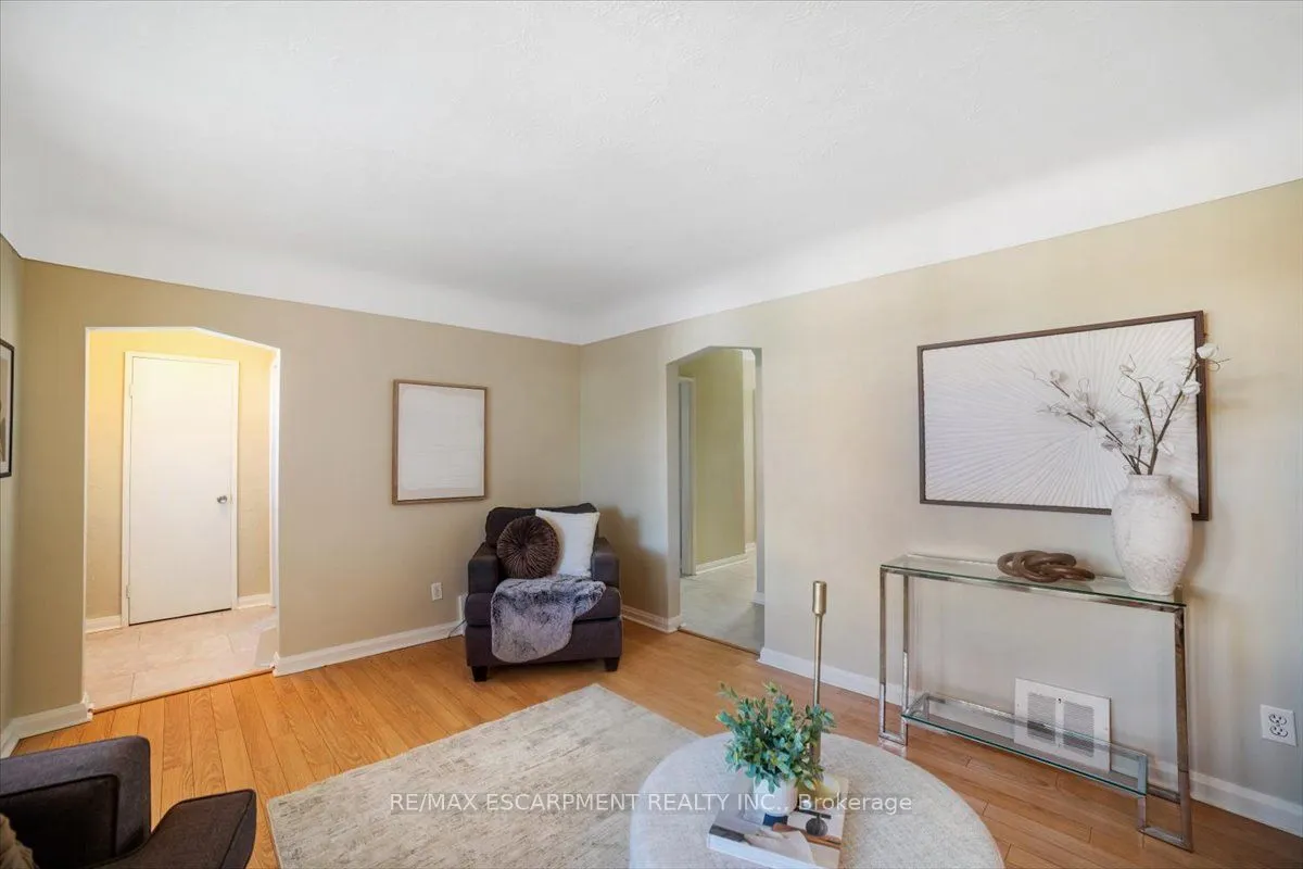 832 Queensdale Avenue, ON L8V 1N1