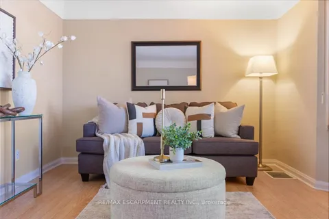 832 Queensdale Avenue, ON L8V 1N1