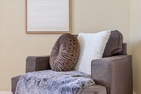 832 Queensdale Avenue, ON L8V 1N1