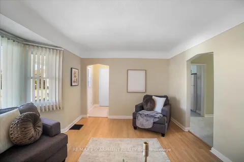 832 Queensdale Avenue, ON L8V 1N1