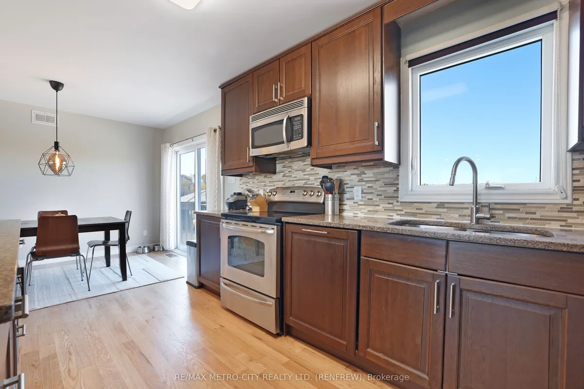 2431 EADY Road, ON K7V 3Z6