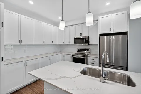 4 Paradise Grove, ON L0S 1J0