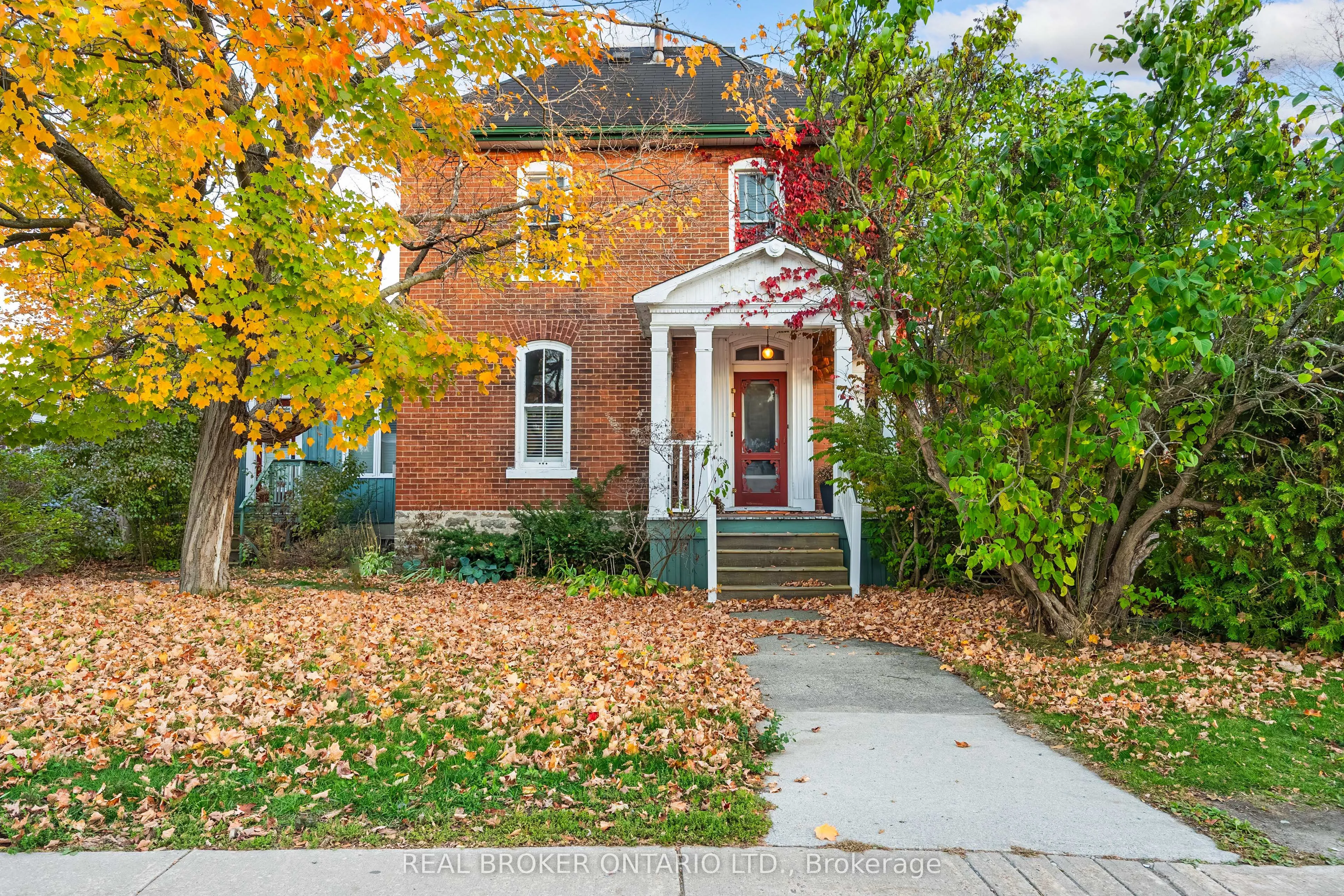 74 LAKE Avenue, ON K7C 1L6