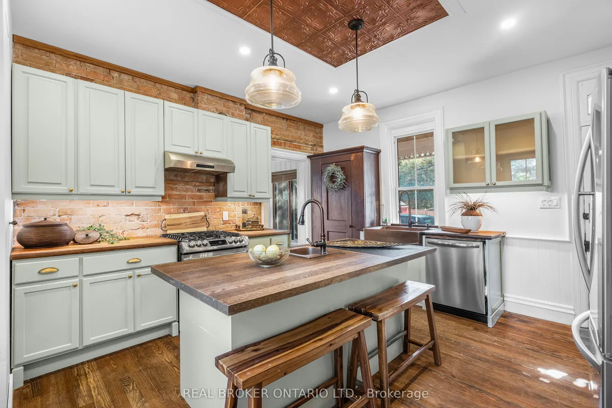 74 LAKE Avenue, ON K7C 1L6