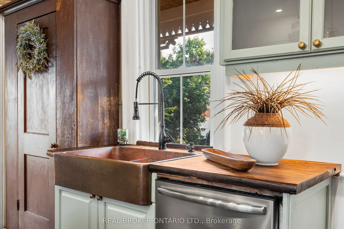 74 LAKE Avenue, ON K7C 1L6