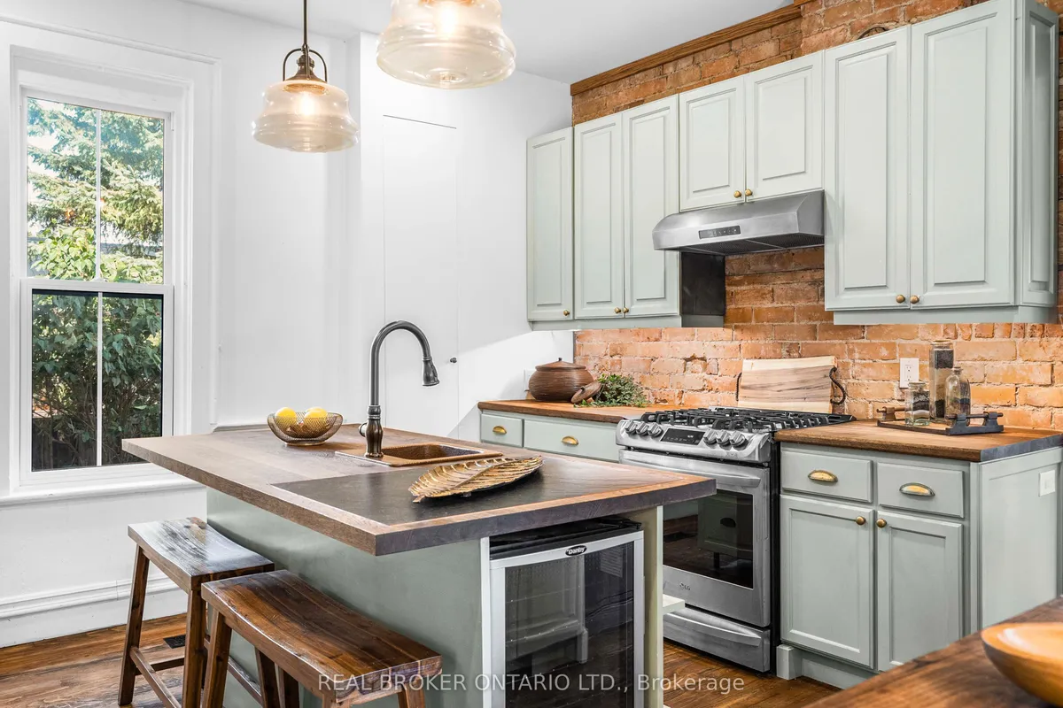 74 LAKE Avenue, ON K7C 1L6