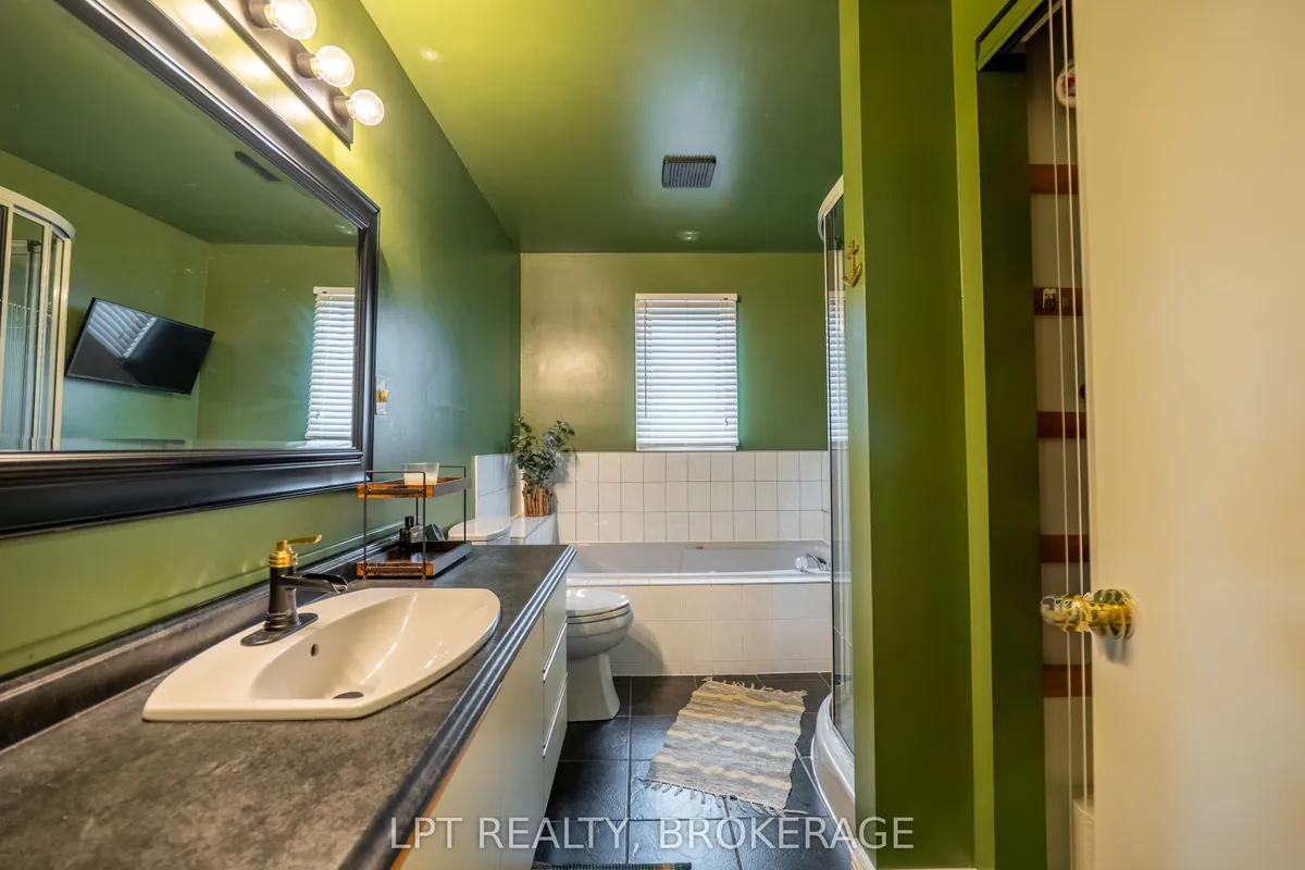 697 Macdonald Drive, ON K7G 3C4