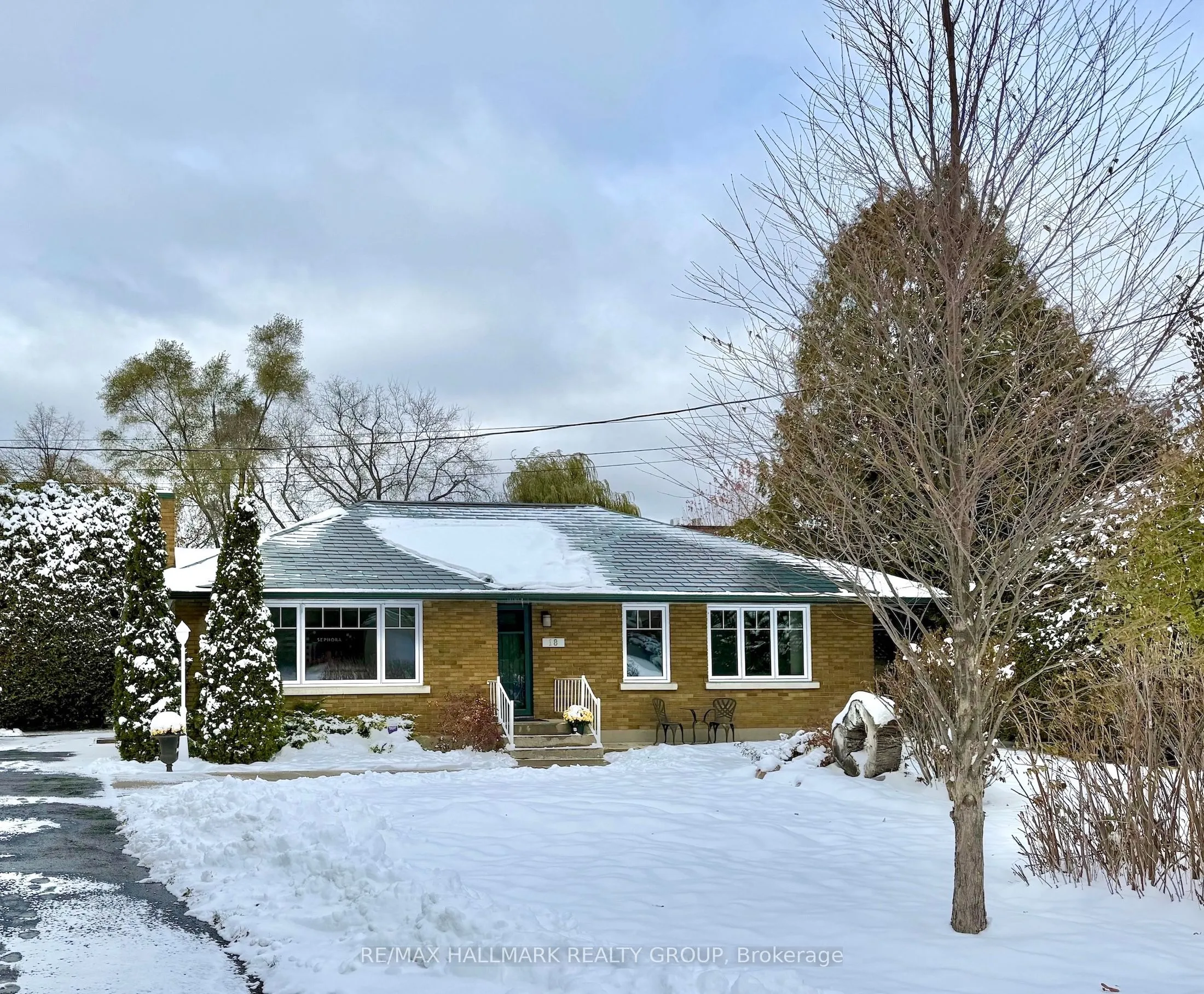 18 Kerry Crescent, ON K2E 5V6