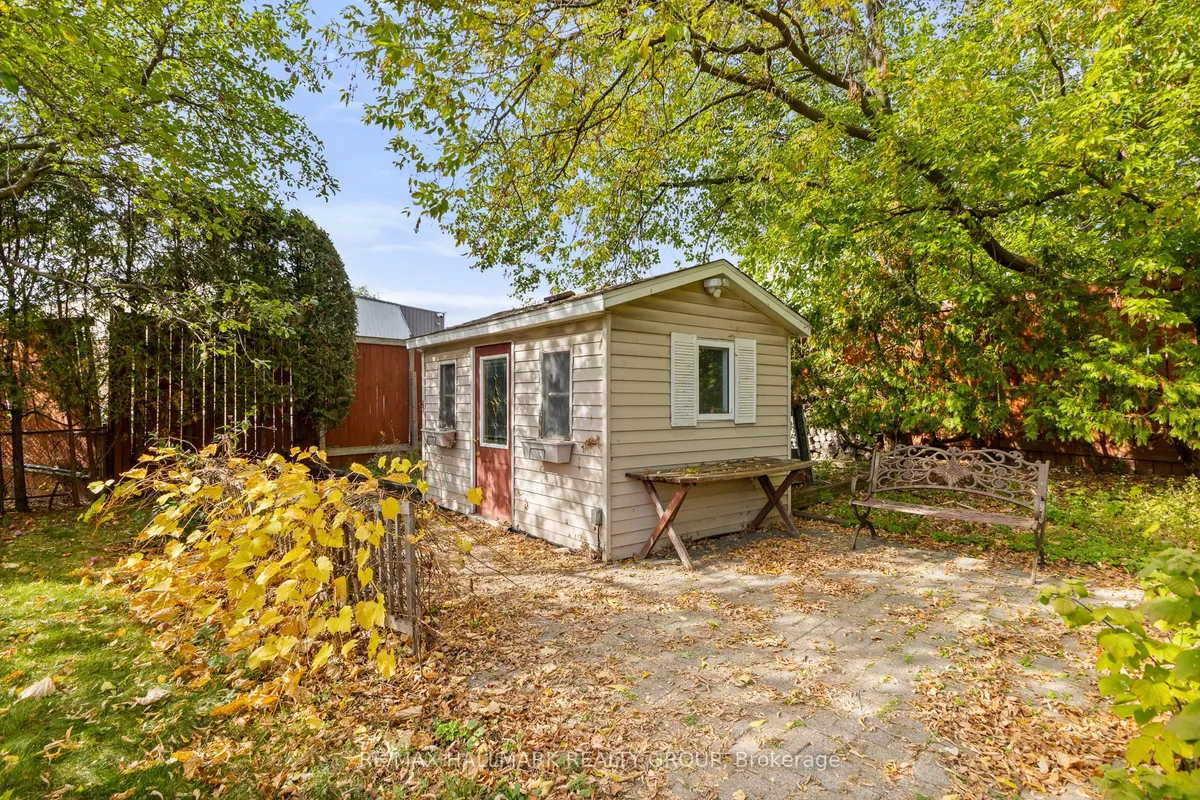 18 Kerry Crescent, ON K2E 5V6