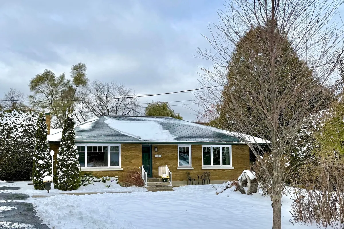 18 Kerry Crescent, ON K2E 5V6