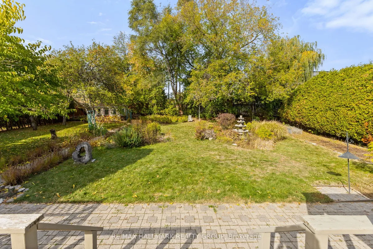 18 Kerry Crescent, ON K2E 5V6