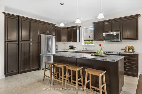 5 Oakdale Boulevard, ON L0R 2A0