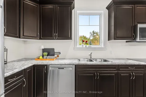 5 Oakdale Boulevard, ON L0R 2A0