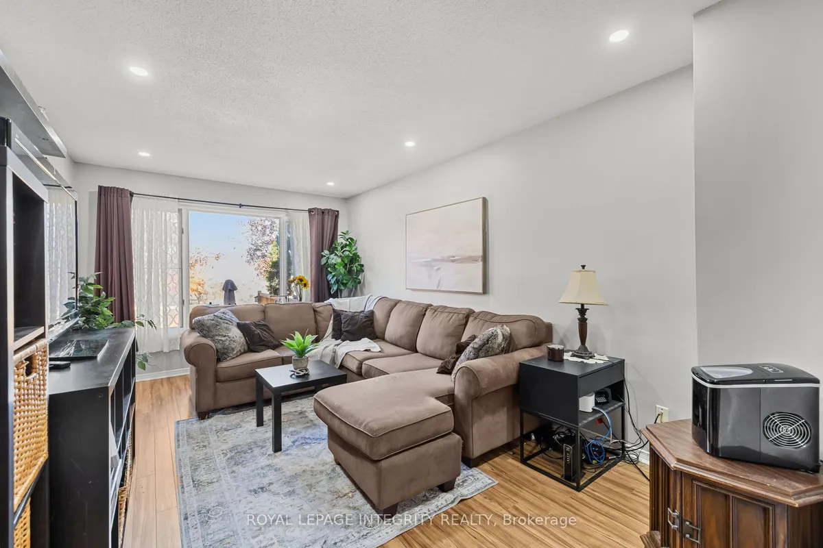 13 Banchory Crescent, ON K2K 2V4