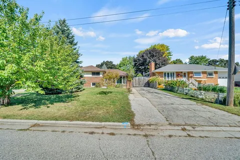 1002 Eastlawn Avenue, ON N7S 1X4