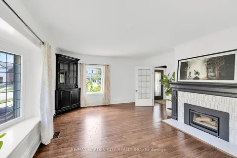 14 ROBINSON Street, ON L3M 3C4