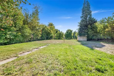 196 Yonge Street, ON P0A 1C0