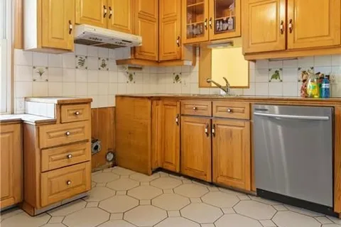 11 HOLTON Avenue, ON L8M 2L3