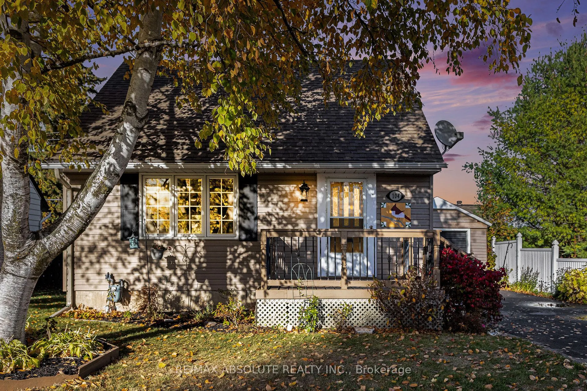 104 Third Avenue, ON K7S 1Y8