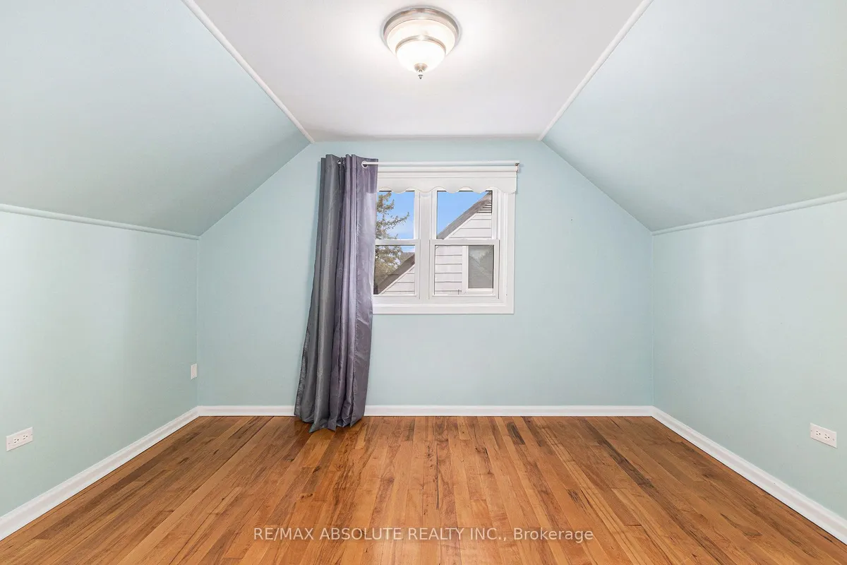 104 Third Avenue, ON K7S 1Y8