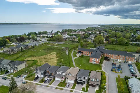 16 Park Crescent, ON K7N 0C2