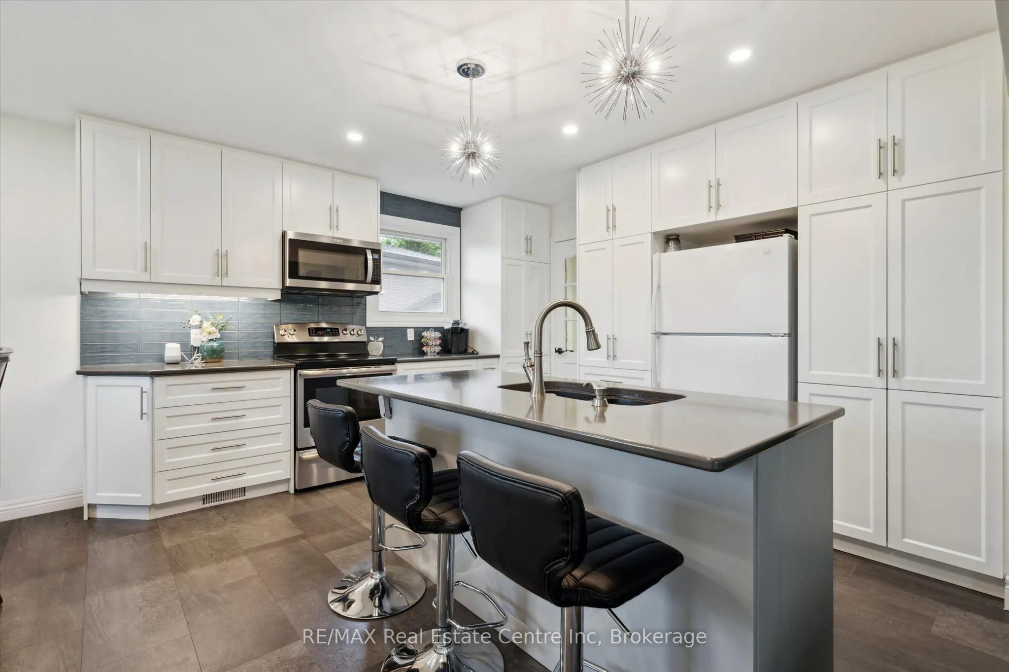 10 Villa Court, ON L8W 1M2