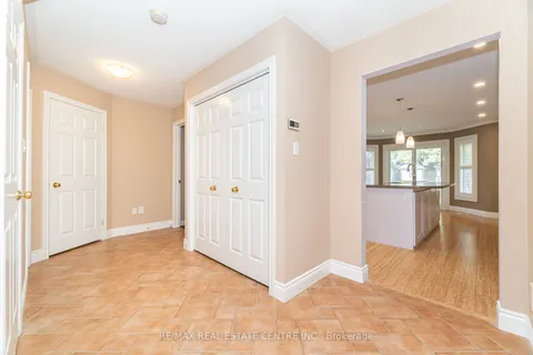 327 Cavendish Drive, ON L9G 3Z1