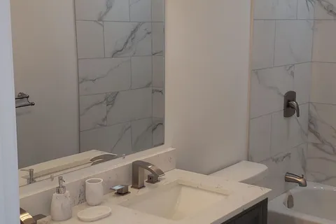 600 10th Street, ON K6H 2X7