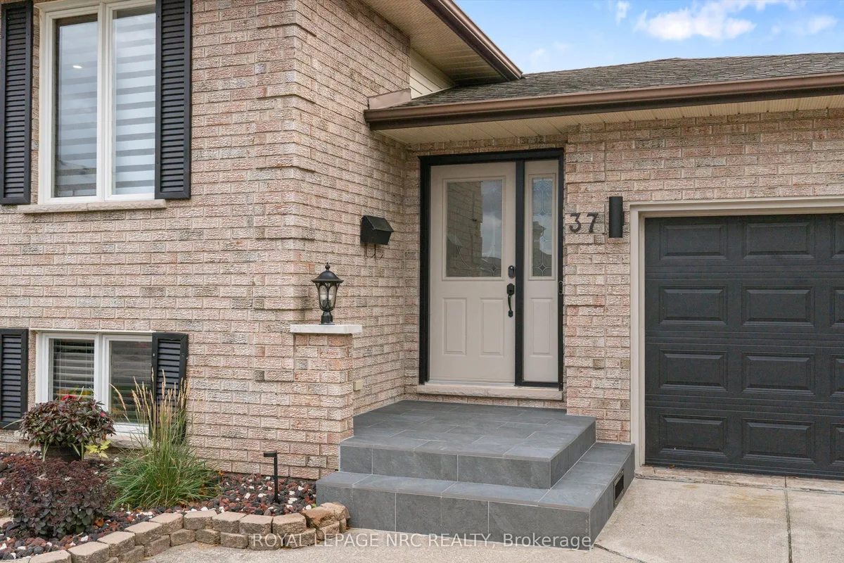 37 West Farmington Drive, ON L2S 3S3