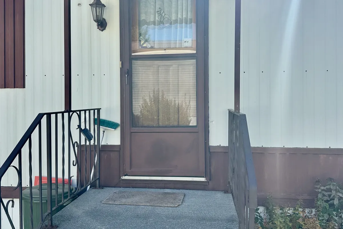 9 Maple Drive, ON K7R 3L2