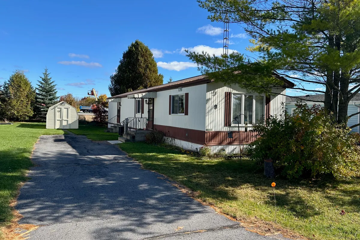9 Maple Drive, ON K7R 3L2
