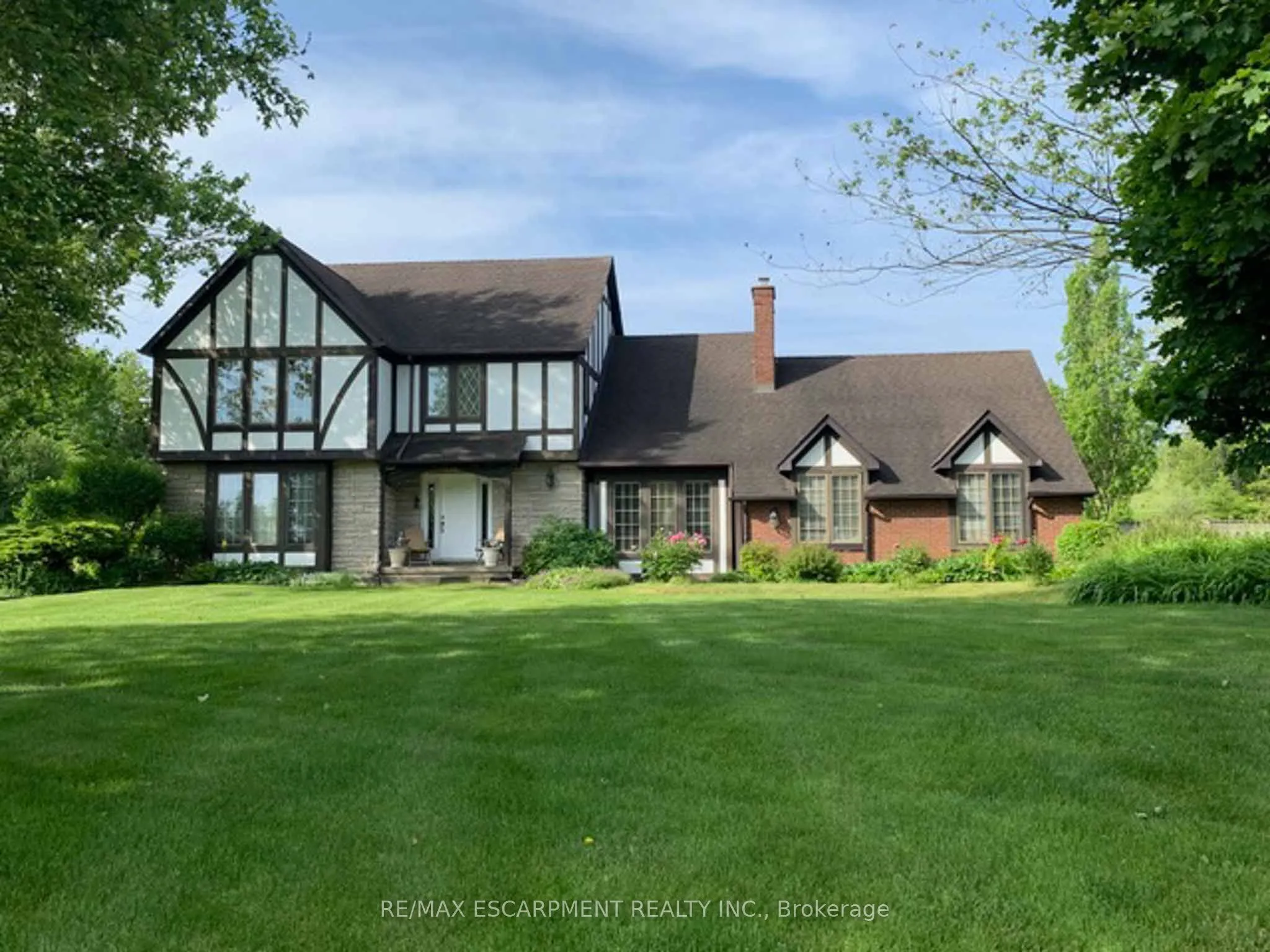 22 Weneil Drive, ON L8B 0Z6