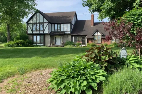 22 Weneil Drive, ON L8B 0Z6