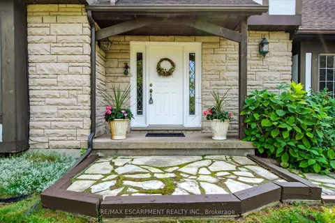 22 Weneil Drive, ON L8B 0Z6